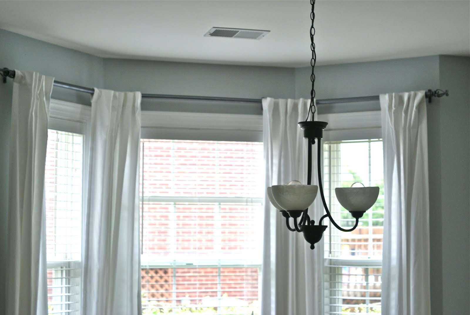 Step-by-Step Guide: How to Hang Curtains in a Bay Window